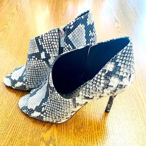 Vince Camuto Sz 7.5, 4” heels